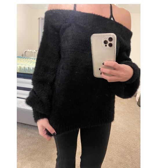 Off the shoulder sweater - Picture 5 of 10